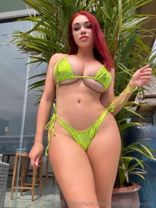 I heard that green looks superb on redheads but i feel like it s not