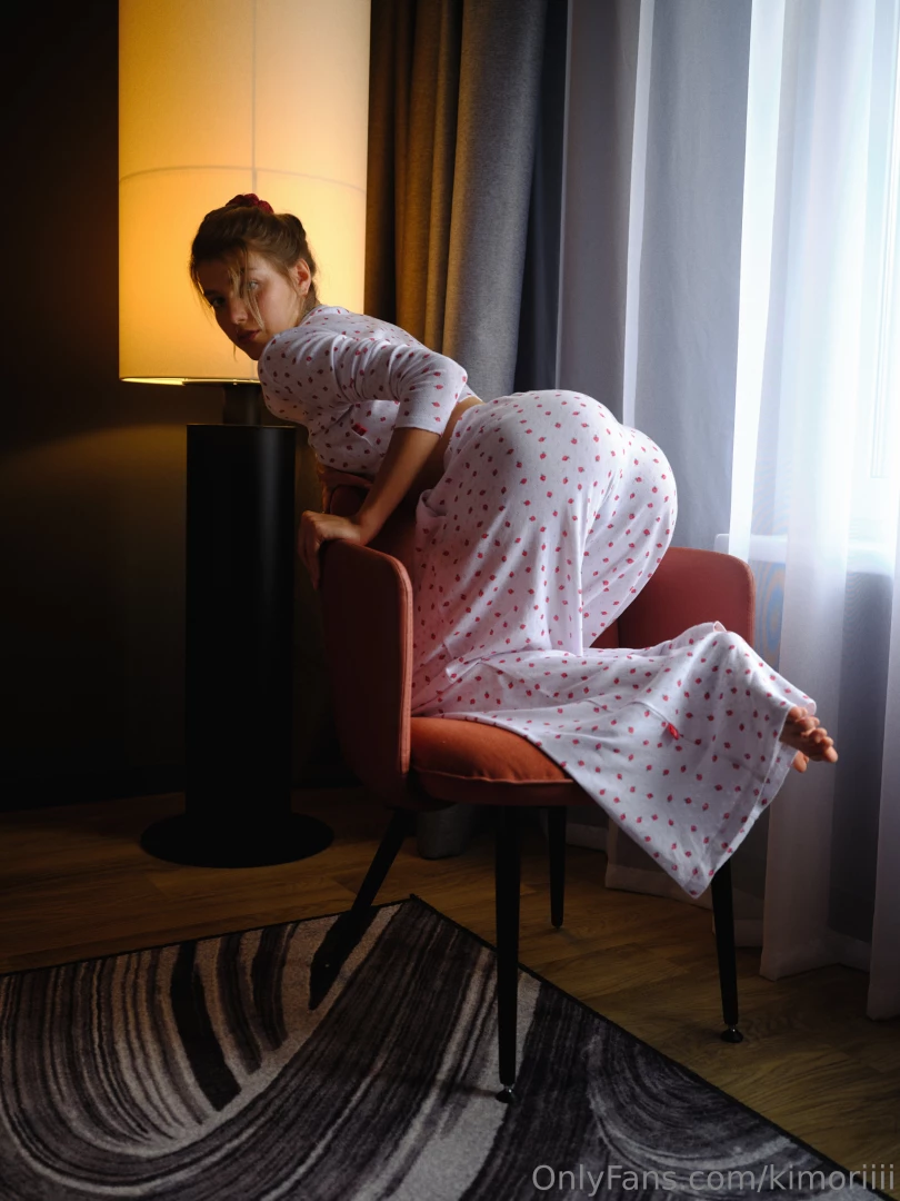 I love these photos for their light and cozy vibe a touch of homey 