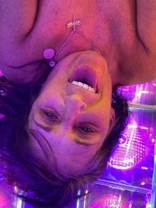 What does a girl do while tanning to pas the time went tanning and i