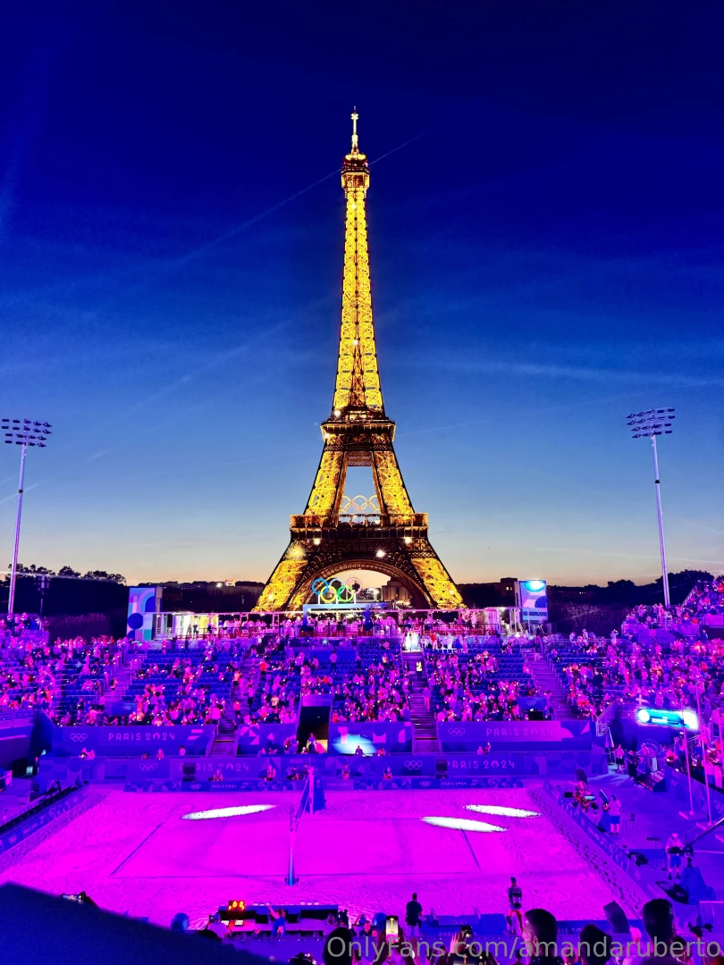 I was on top of the eiffel tower in this pic 