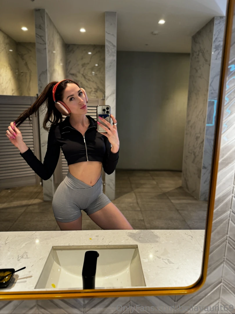 This mirror wasn t ready for the way i arch in these leggings are you 