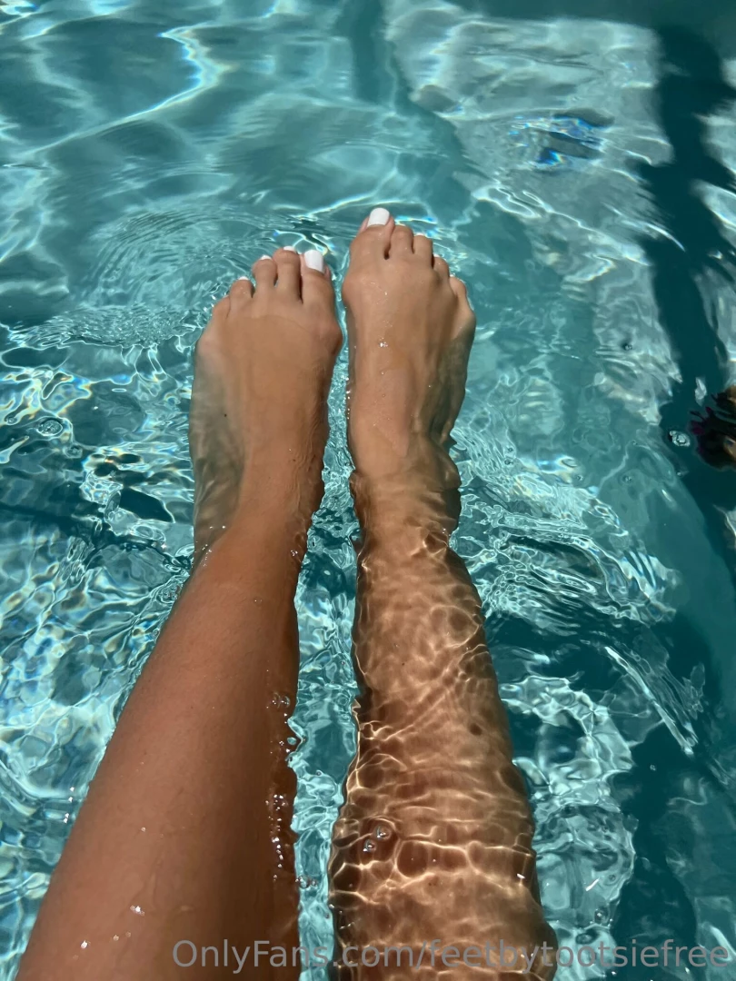I want you to suck my toes in public 