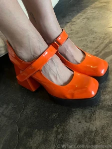 Do you like how my tendons and veins in my feet look in these orange