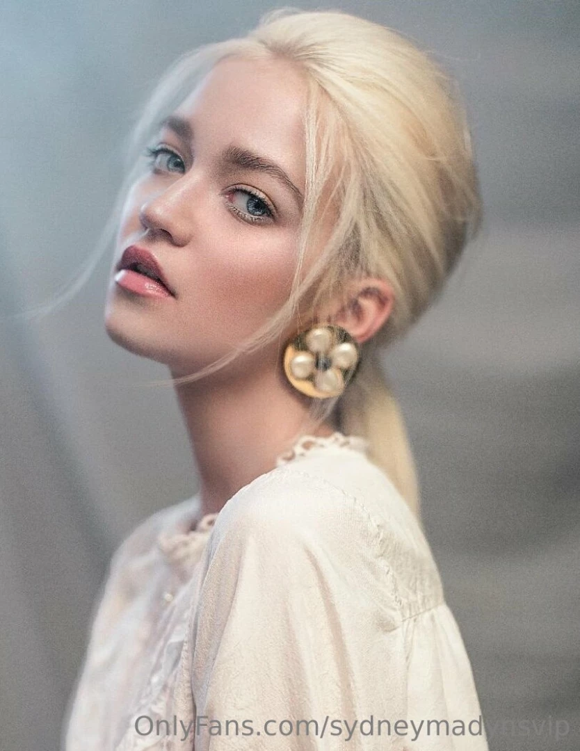 Do u guys prefer my modeling photos or my smutty photos i like em both 