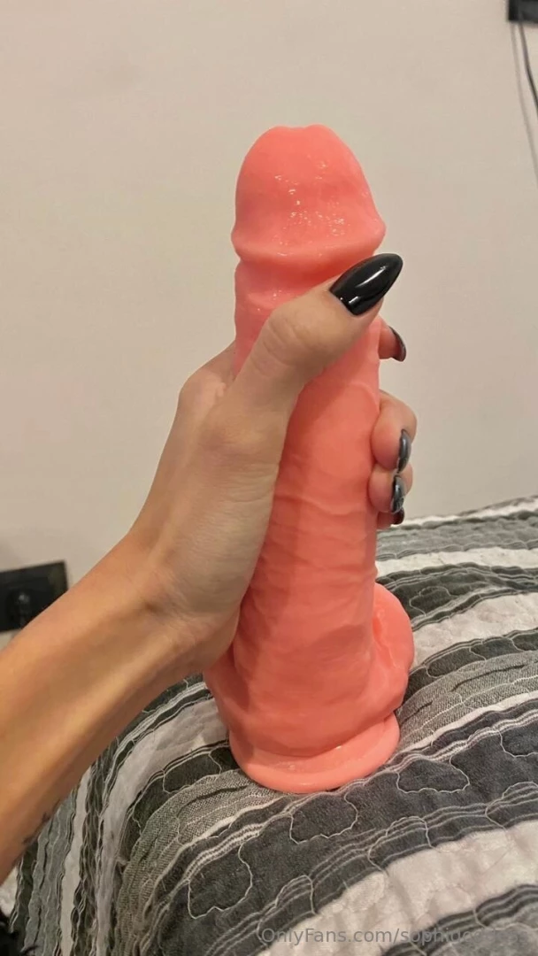 A fan gave me a 23cm dildo do you want to see me with it 