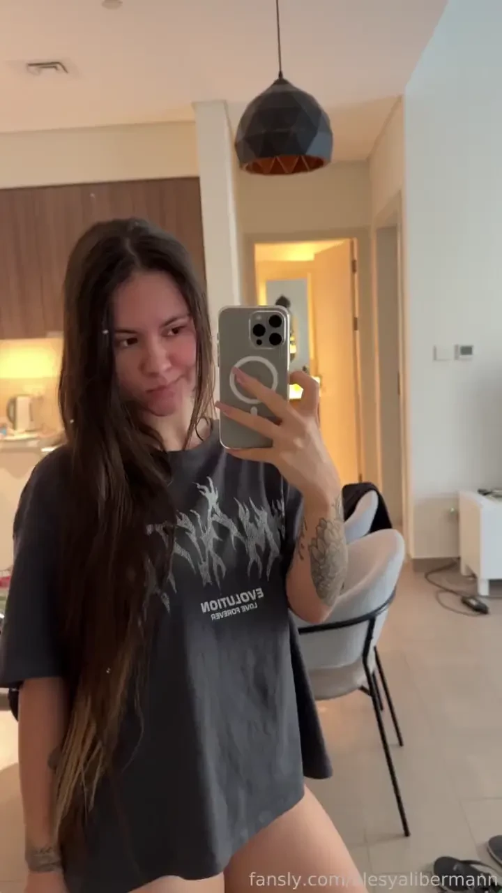 Morniiing lifting up my t-shirt in your feed to cheer subs up a little 