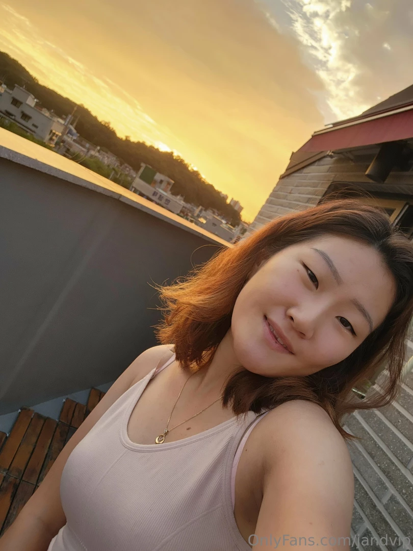 Who s prettier in the photo me or the sunrise 