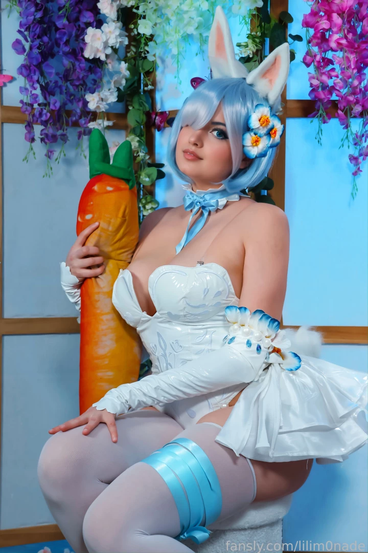 Petites pose bien cute en bunny rem cosplay 