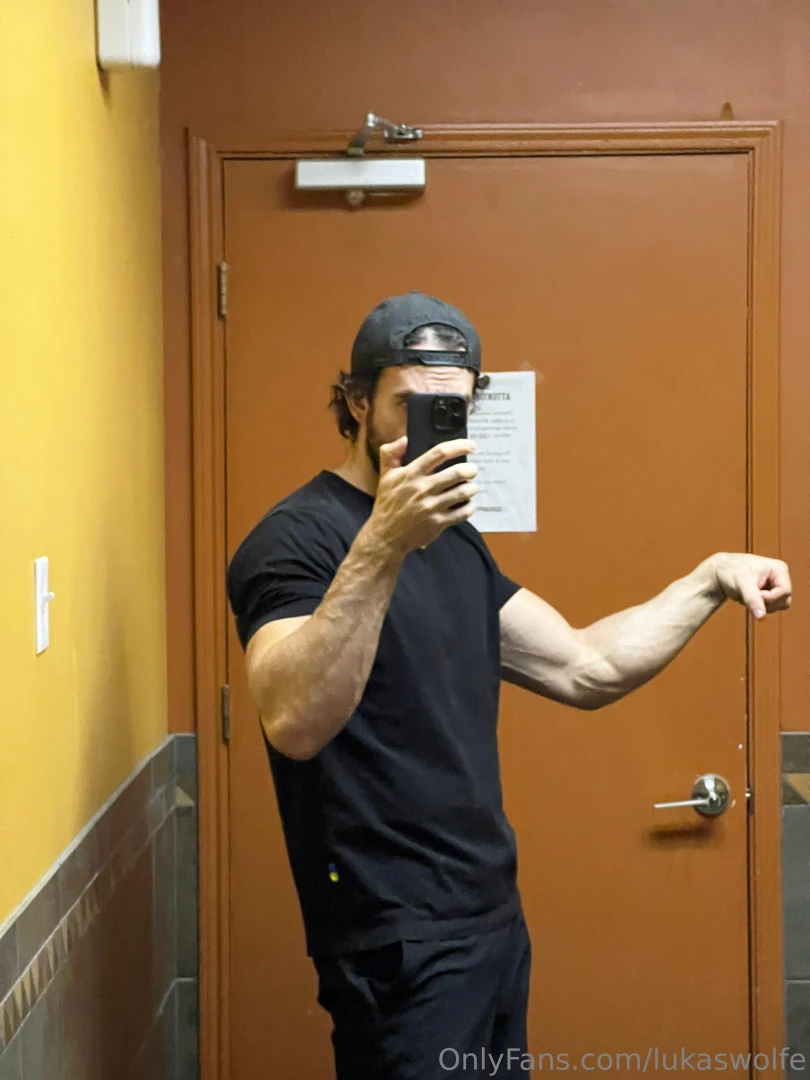 Who likes big forearms 