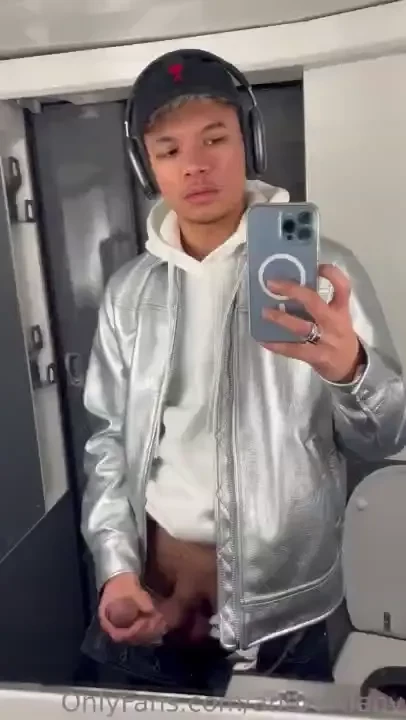 Qui veut me rejoindre dans les toilettes du train je suis super chaud 