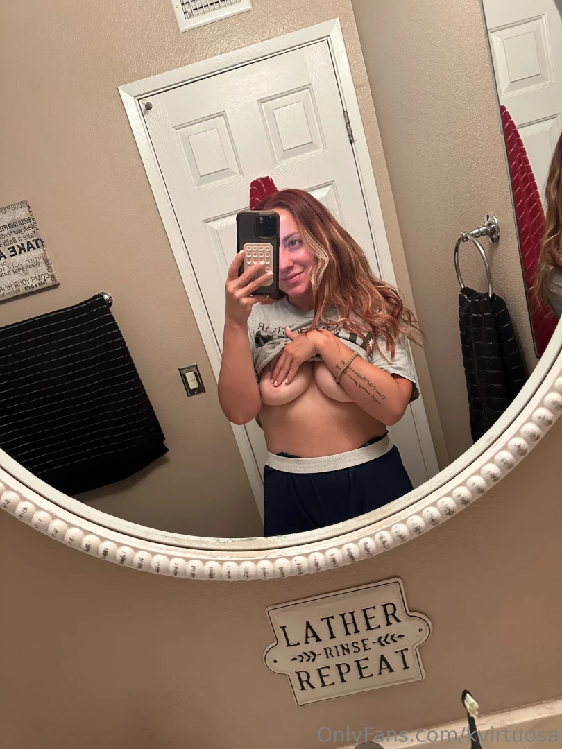 Mirror selfie in my childhood bathroom 