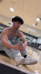 Gym selfie hope you re feeling amazing let s chat in the comments