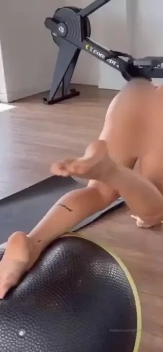 Its humpday comment your fav emoji if you wanna work out with me 