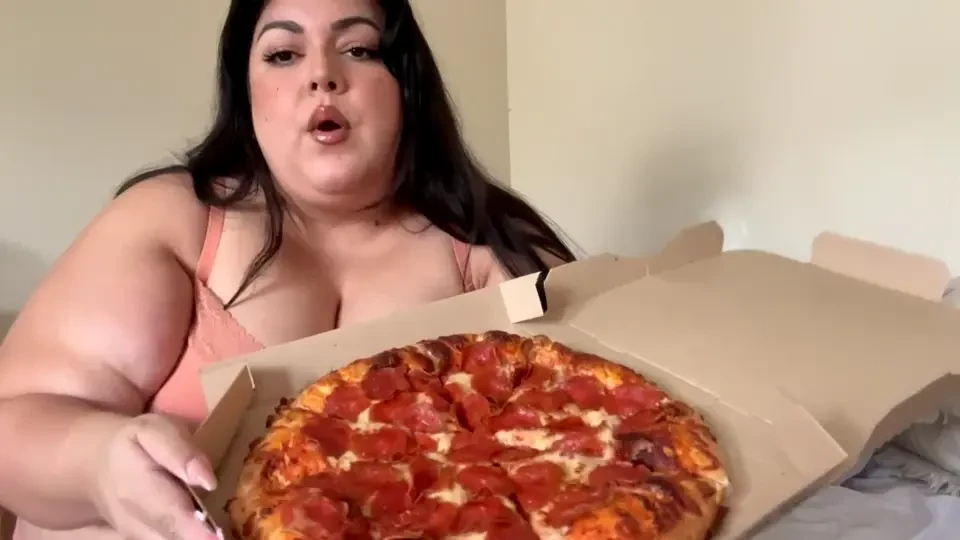 Stuffing video starting my new diet today only one large pizza chicken 