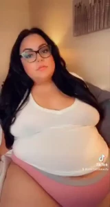 Who loves a girl in glasses