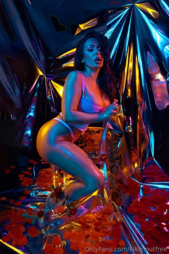 Kikikloutfree has been seducing me for years let her free page seduce 