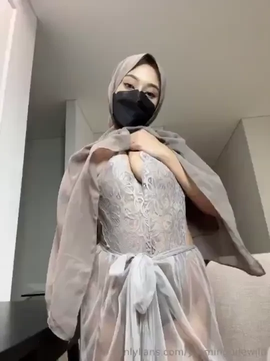 Lemme squeeze your dick like this 