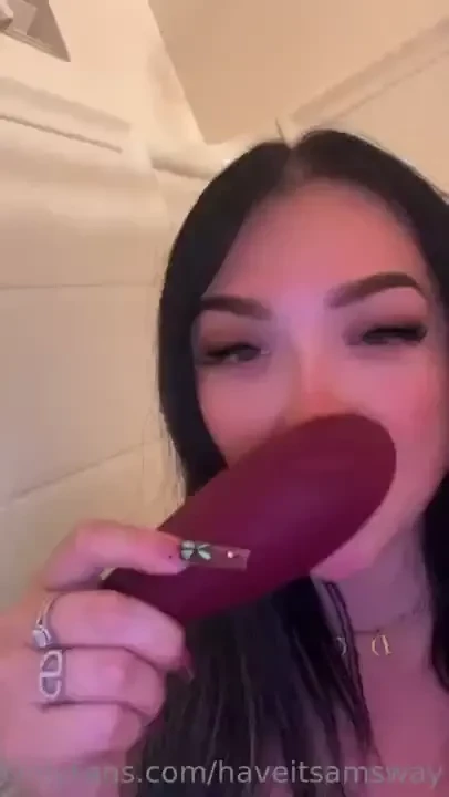 Who wants to see me cum w this 