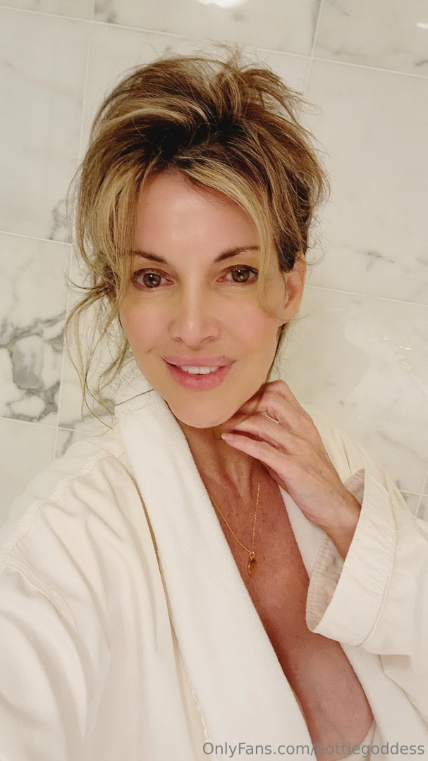 Sunday lounge in my bathroom 