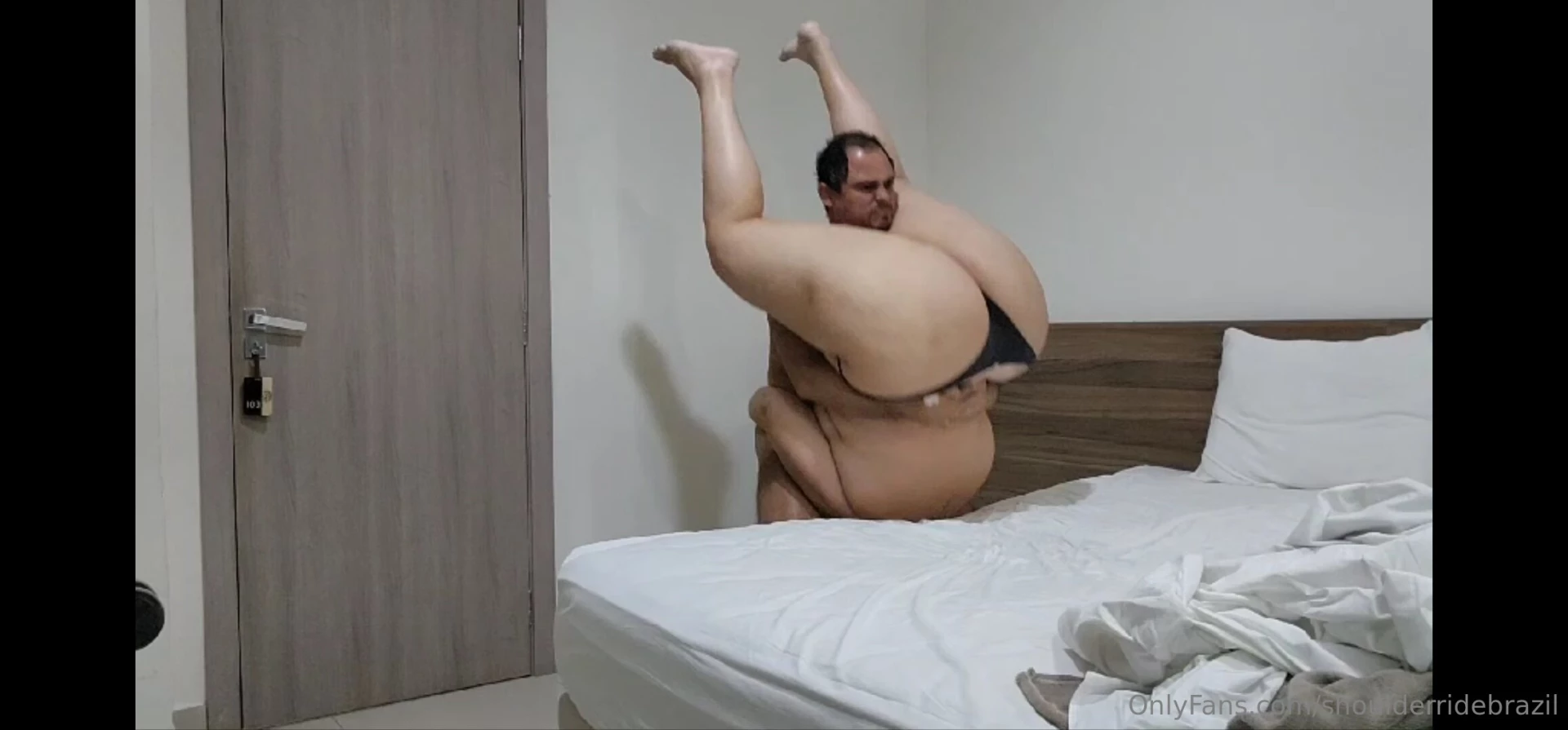 Lifting her upside down her big booty on my face 