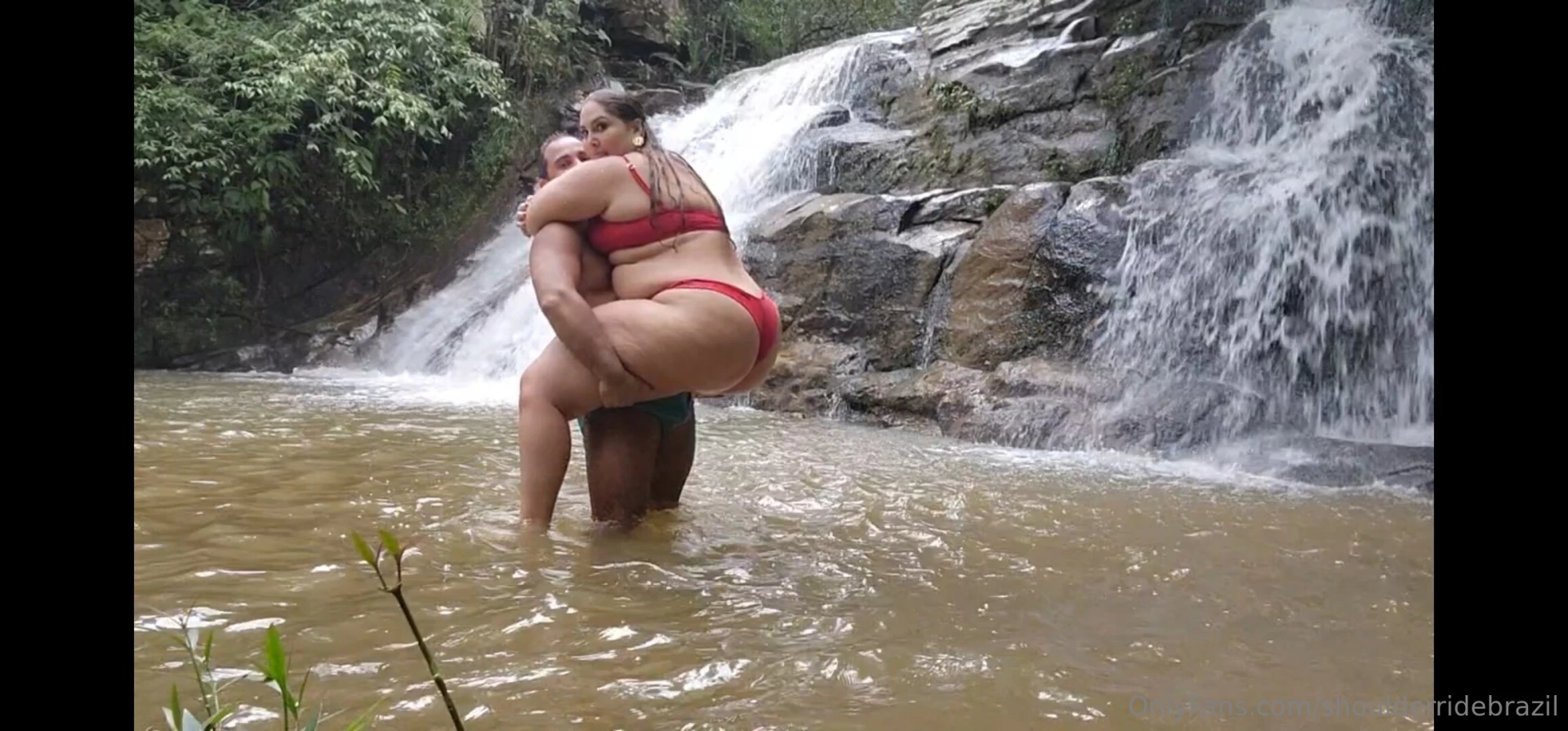 Lift and carry in the waterfall 