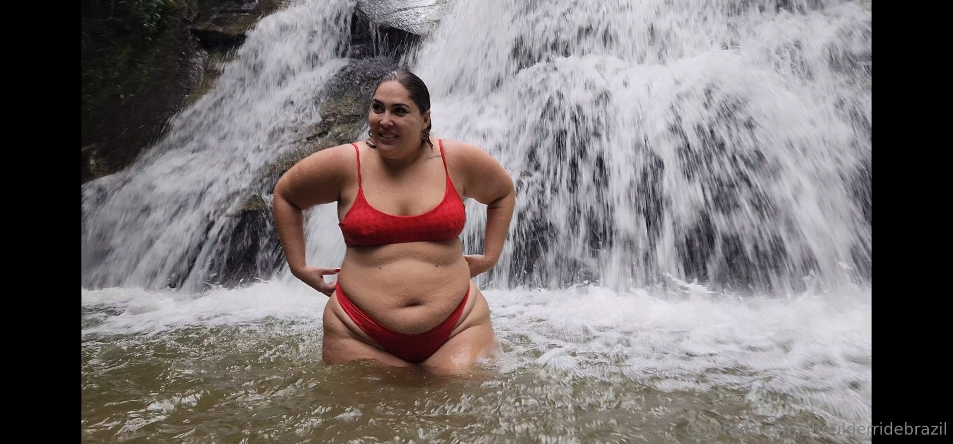 Bug butt large hips in the waterfall 