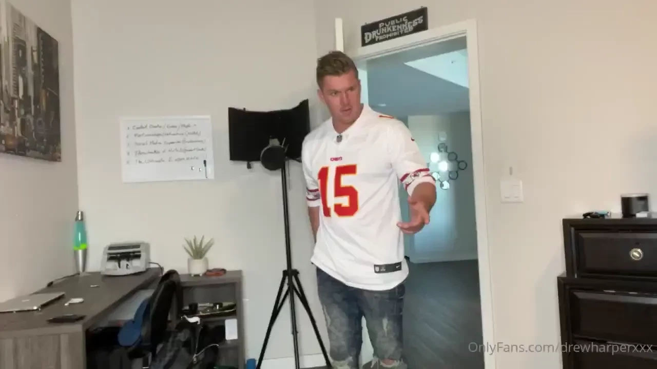 Check your messages i hate when i catch julian s scrawny ass in my bed 