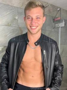 U think only brutal masculine guys wear leather but how about sexy