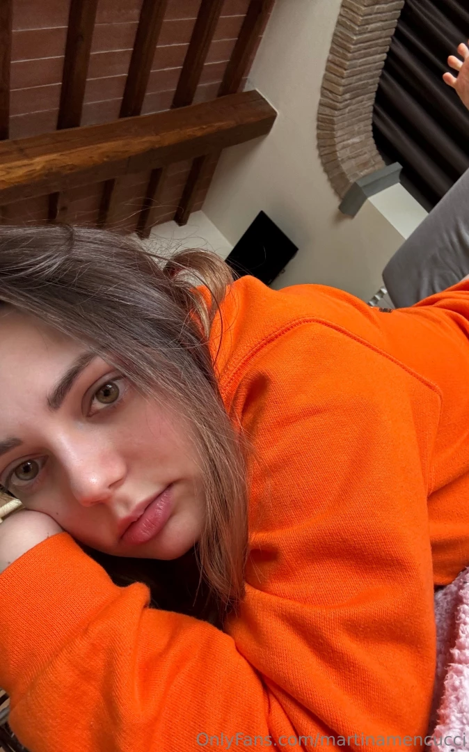 Altro set sotto la felpa in chat s un altro ma stavolta con la felpa 