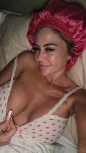 Slide into my dms right now and keep me company