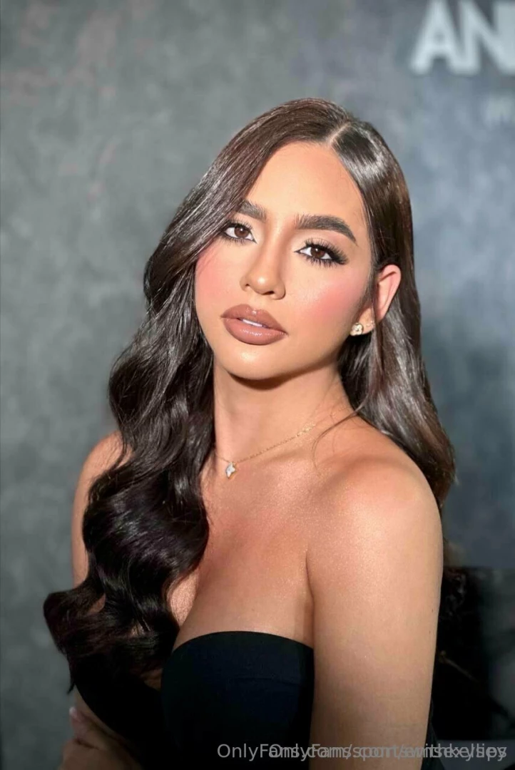 She emilylopez777 is just waiting to get wet with you while playing he 