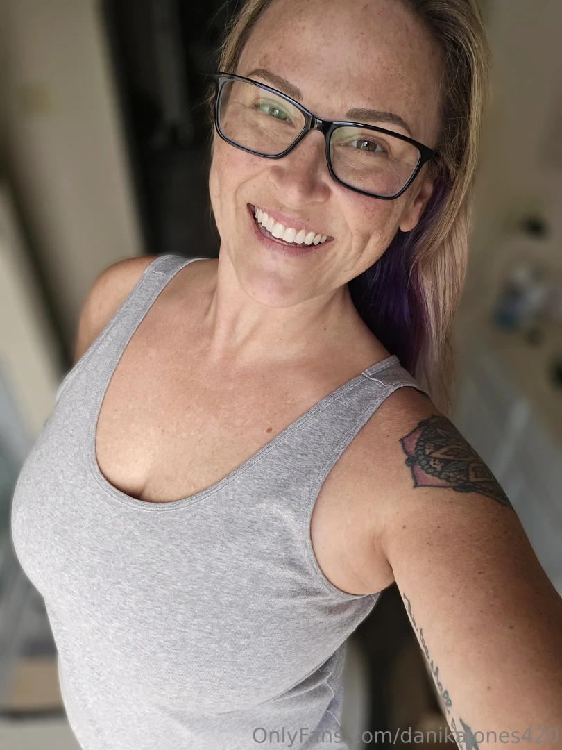 I got new glasses for the first time in like 4 years i think i love 