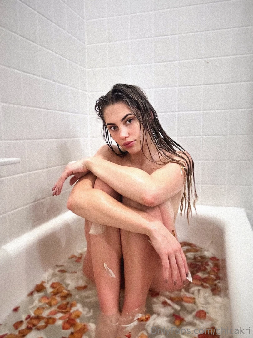Bath with petals and wine you want with me 
