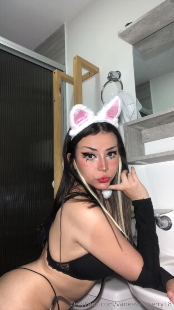 She likes her to be licked like an ice cream my girl olivia-wolf likes 