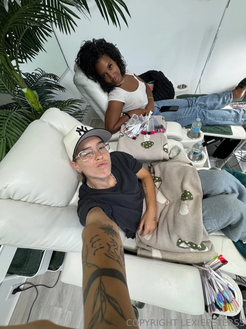 Lil pamper day with domzskii who wants to pay for our nailsssss 