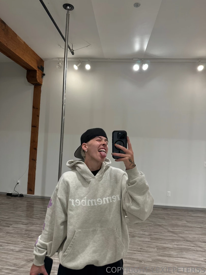 I m learning new tricks on the pole for youuuu 