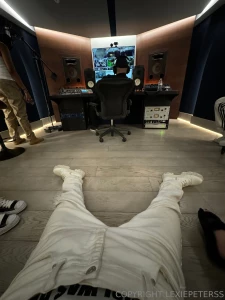 Working hard or hardly workin bouta write a song about you