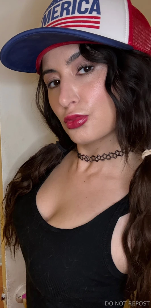 Follow snarkybrunette 