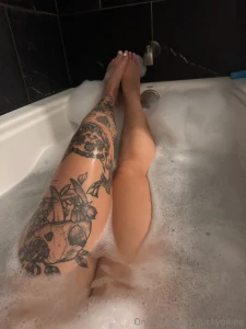 Any freaky feet guys tryna suck my white toes part 1