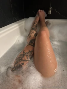 Any freaky feet guys tryna suck my white toes