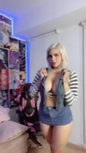 Esta androide solo quiere lechita