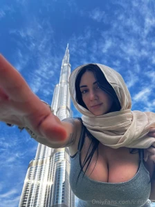 Burj khalifa behind me but i m the one making jaws drop