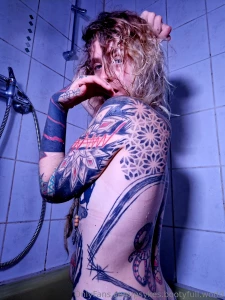Takin a bath in purple light this really suits my skin right and the part 4