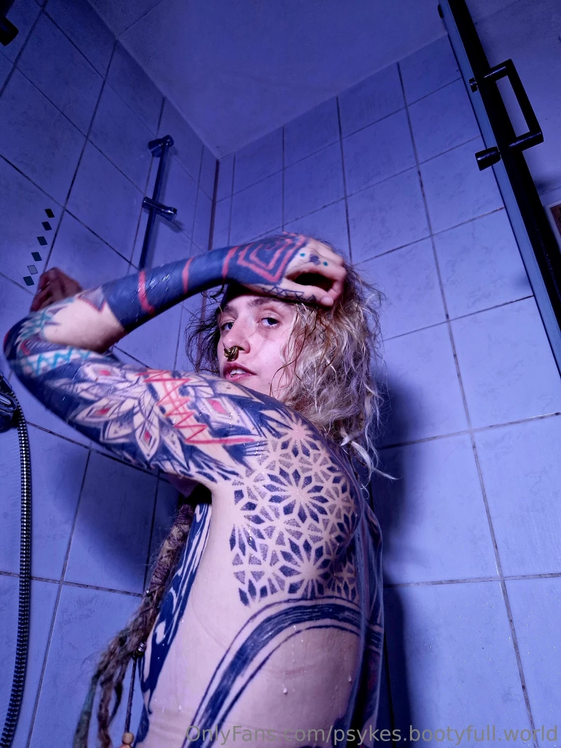 Takin a bath in purple light this really suits my skin right and the 