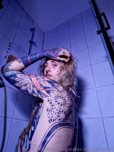 Takin a bath in purple light this really suits my skin right and the