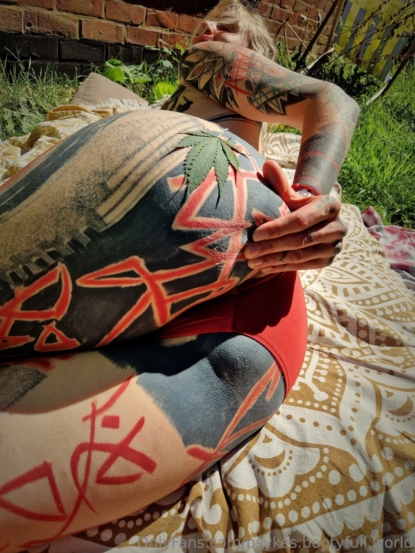 Wish you all a good start to the weekend some content with my fav 