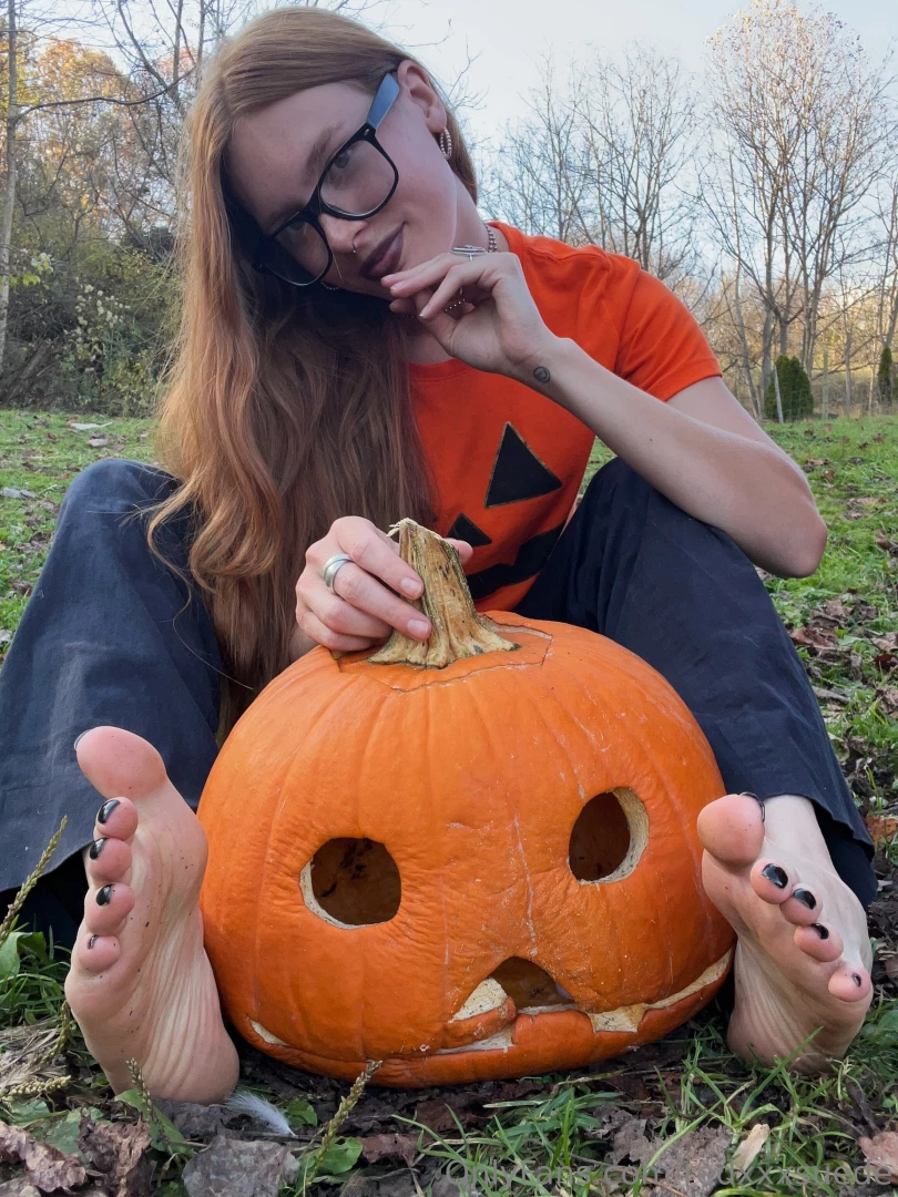 Wanna snack on my pretty toes for halloween 