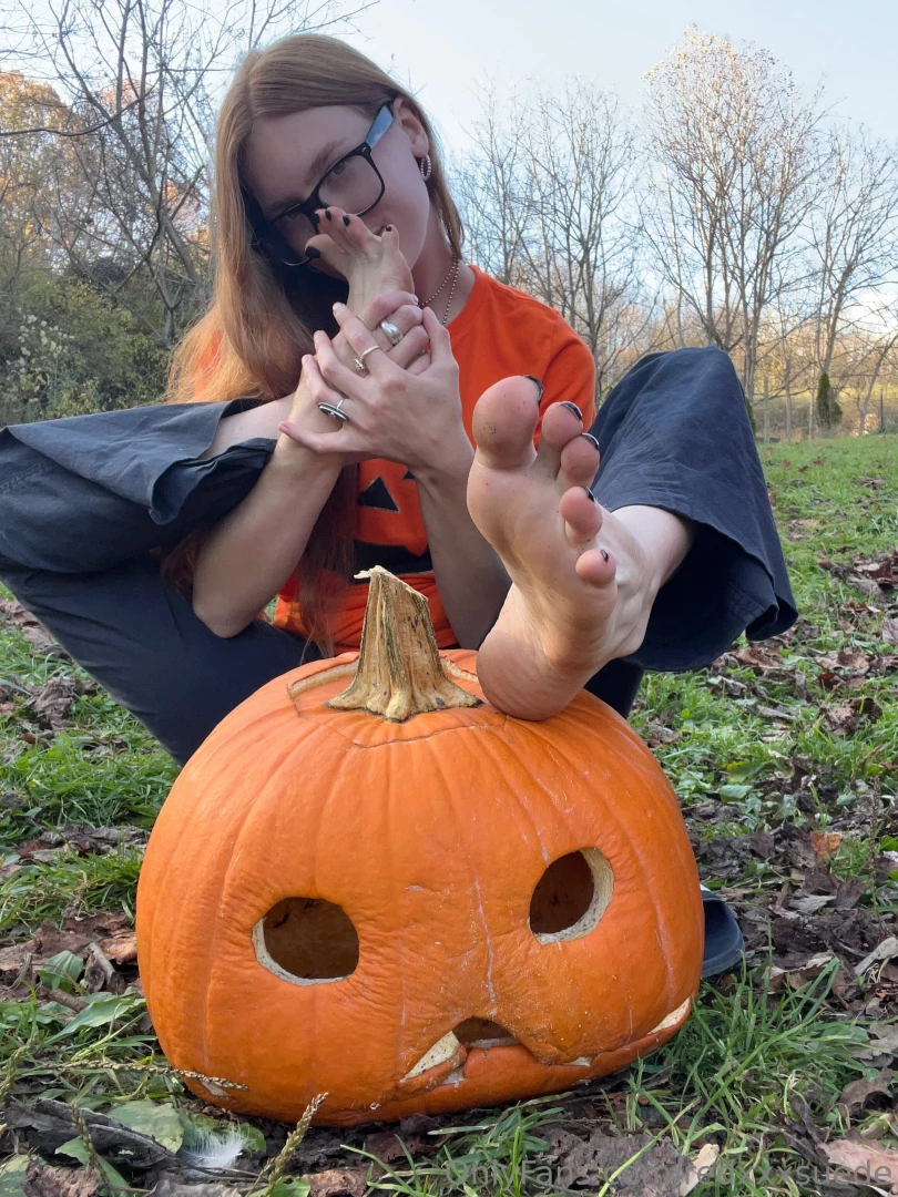 All i want for halloween is for you to cum on my dirty feet 