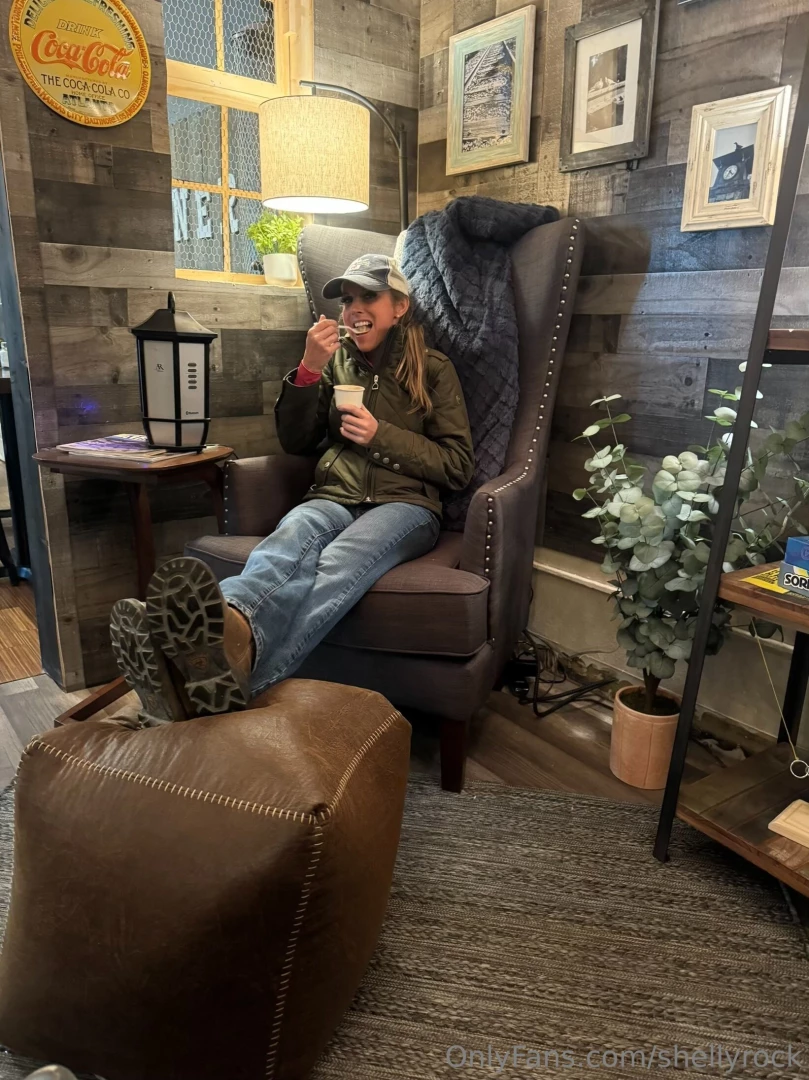 Who doesn t love a hole-in-the-wall ice cream shop 