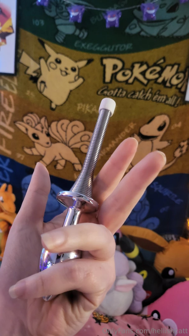 Who wants to watch me put this in my ass and make it go 